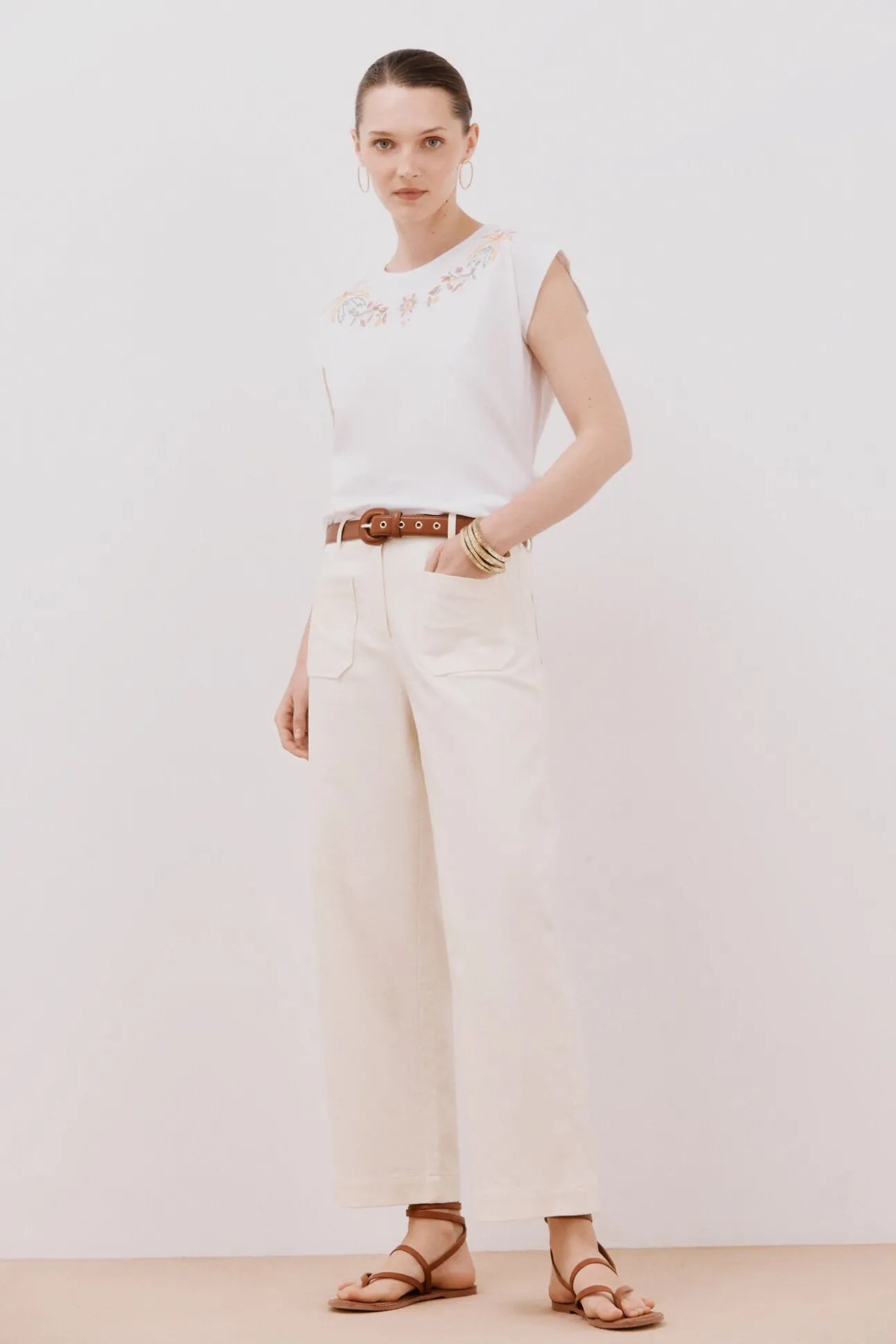 Camiseta sin mangas estampada y bordada