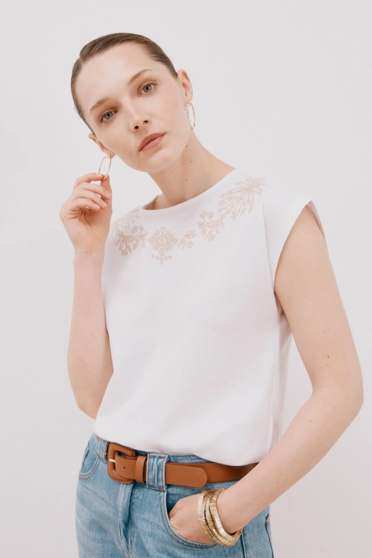 Camiseta sin mangas estampada y bordada