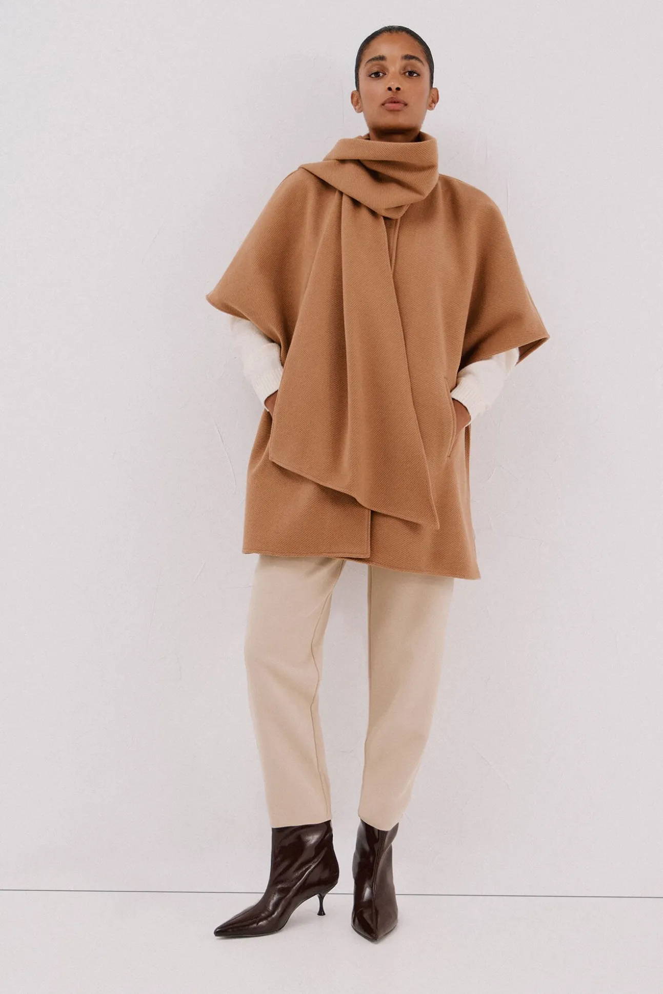 Capa camel con bufanda