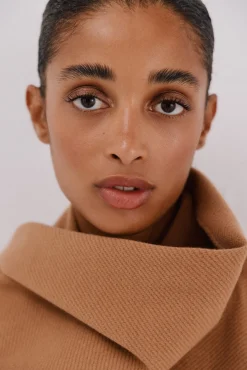 Capa camel con bufanda