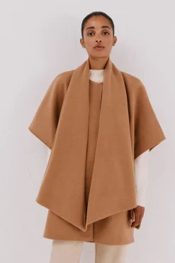 Capa camel con bufanda