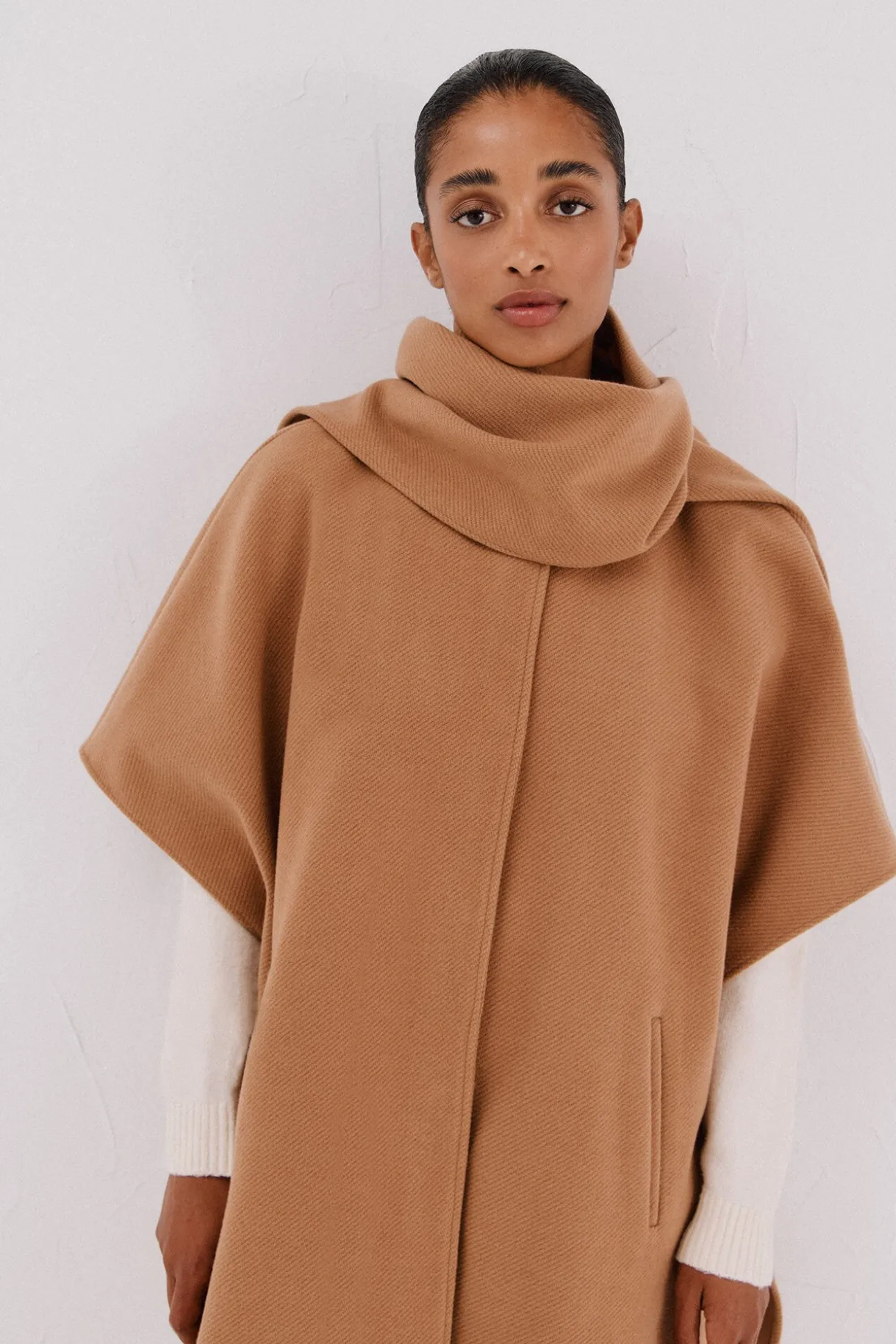 Capa camel con bufanda