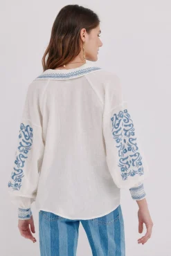 Carla. Blusa bordada