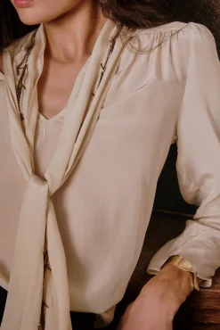 Carrie. Blusa con lazada