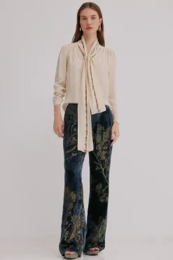 Carrie. Blusa con lazada