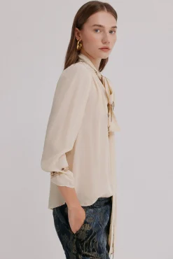 Carrie. Blusa con lazada