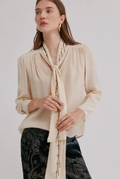 Carrie. Blusa con lazada