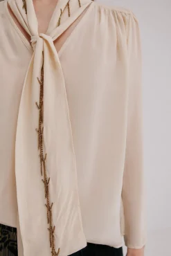 Carrie. Blusa con lazada