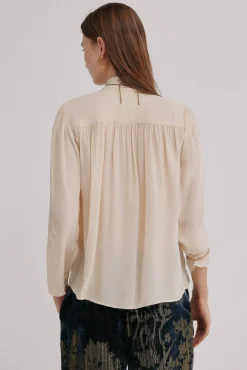 Carrie. Blusa con lazada