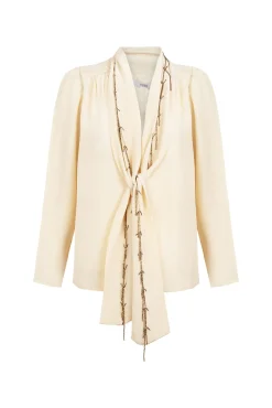 Carrie. Blusa con lazada