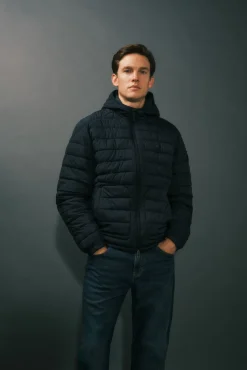 Cazadora acolchada ultralight con capucha