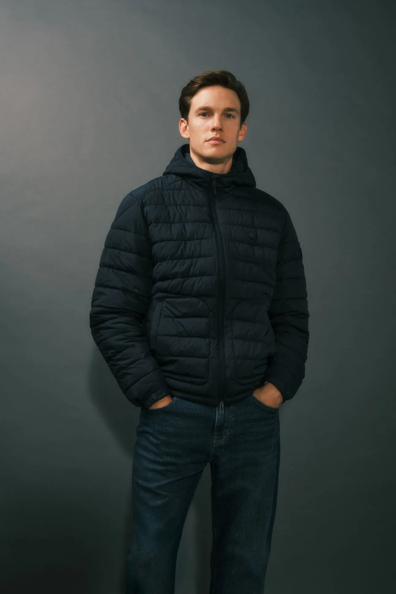 Cazadora acolchada ultralight con capucha