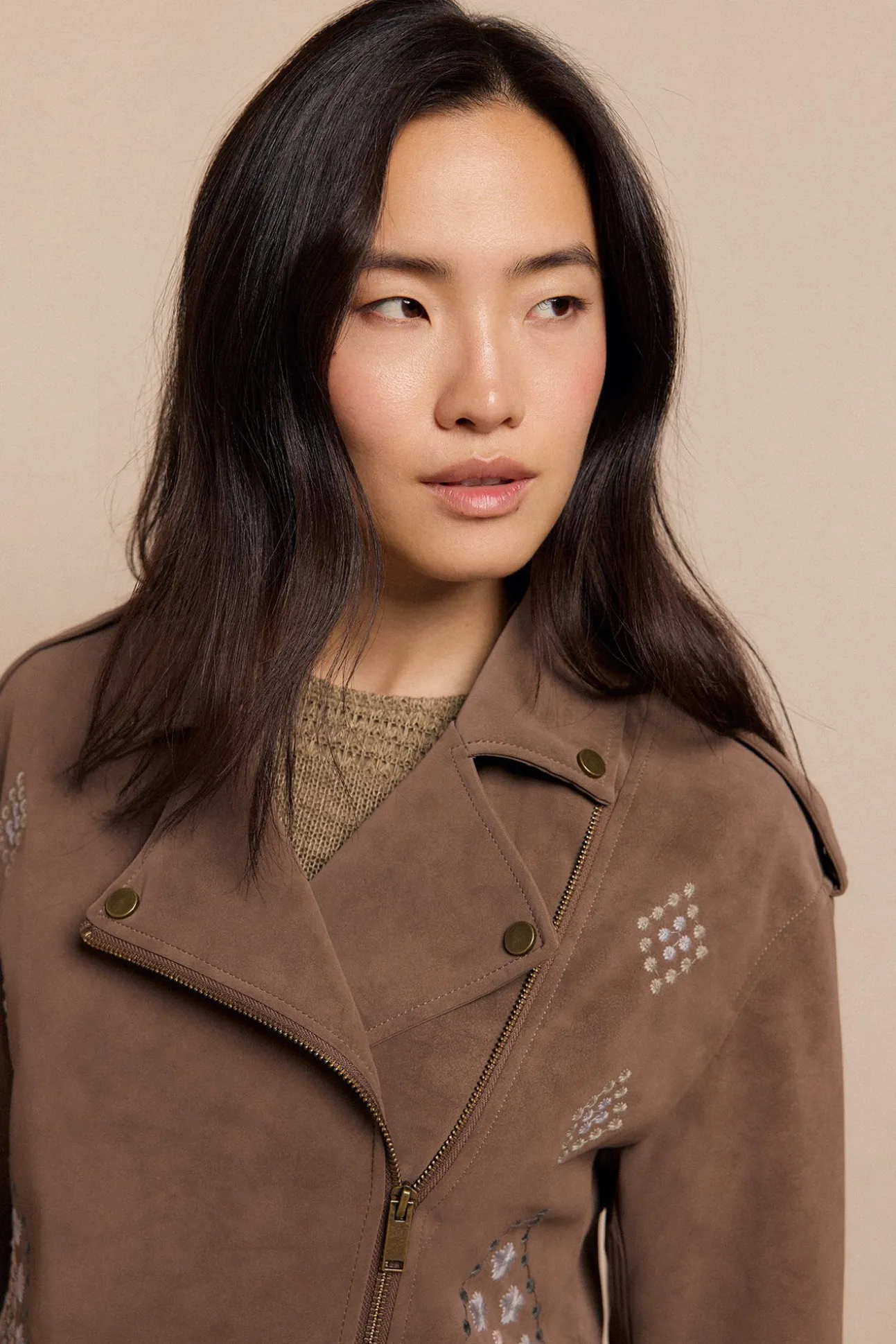 Cazadora biker efecto piel bordada