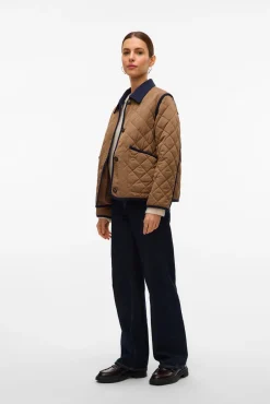 Cazadora corta acolchada con contraste