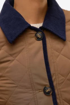 Cazadora corta acolchada con contraste