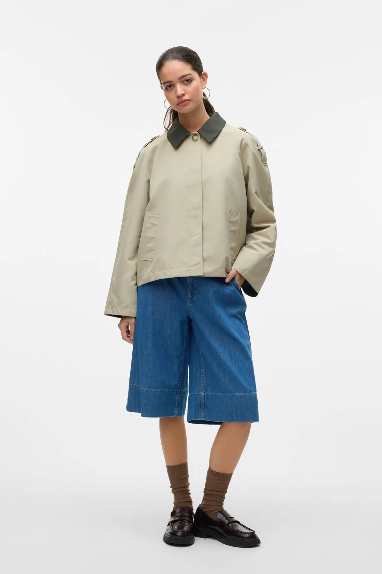 Cazadora corta cuello de solapa