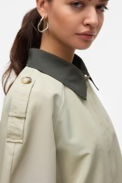 Cazadora corta cuello de solapa