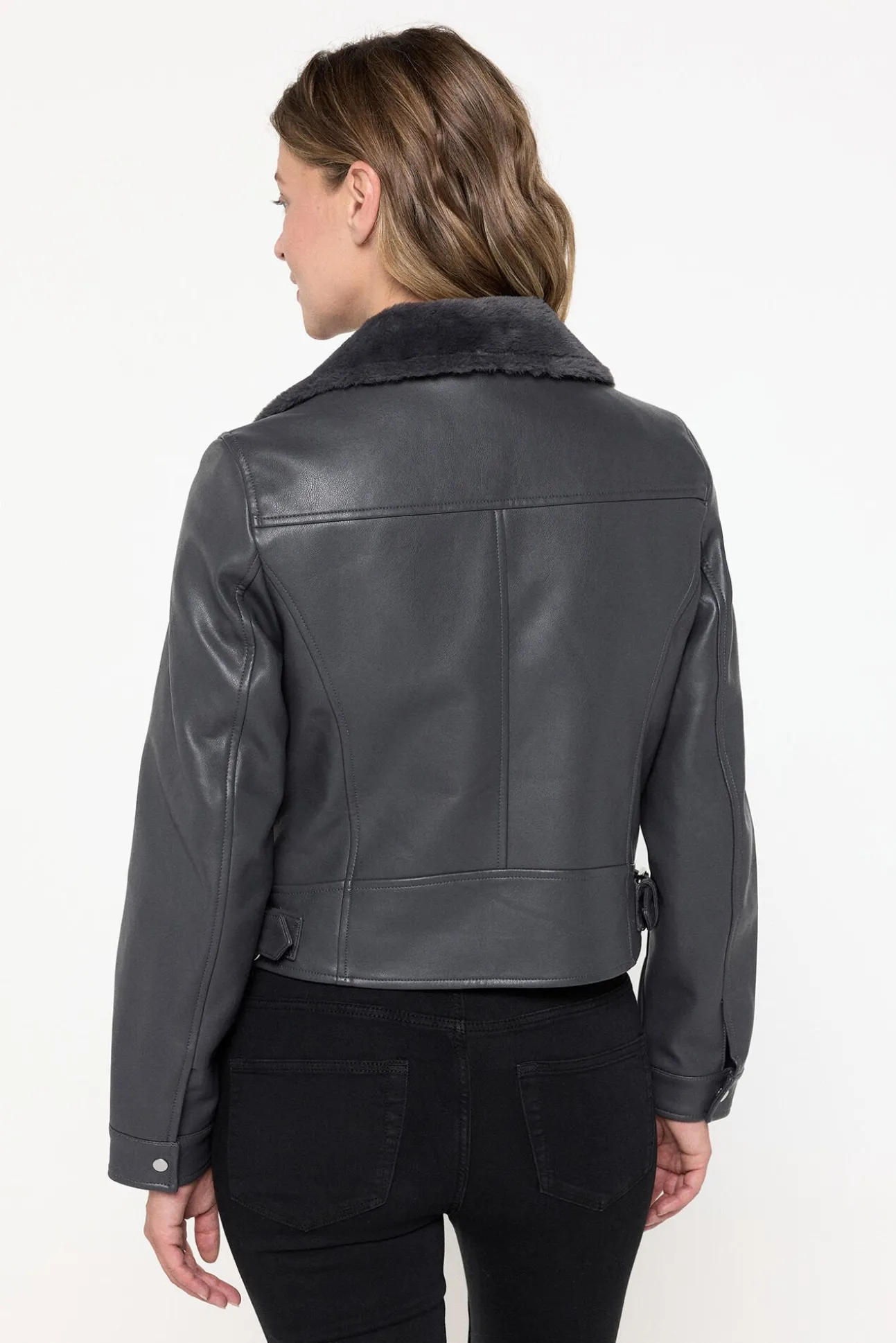 Cazadora corta efecto piel