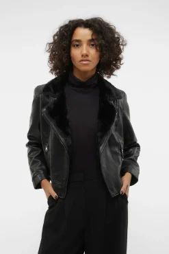 Cazadora corta efecto piel