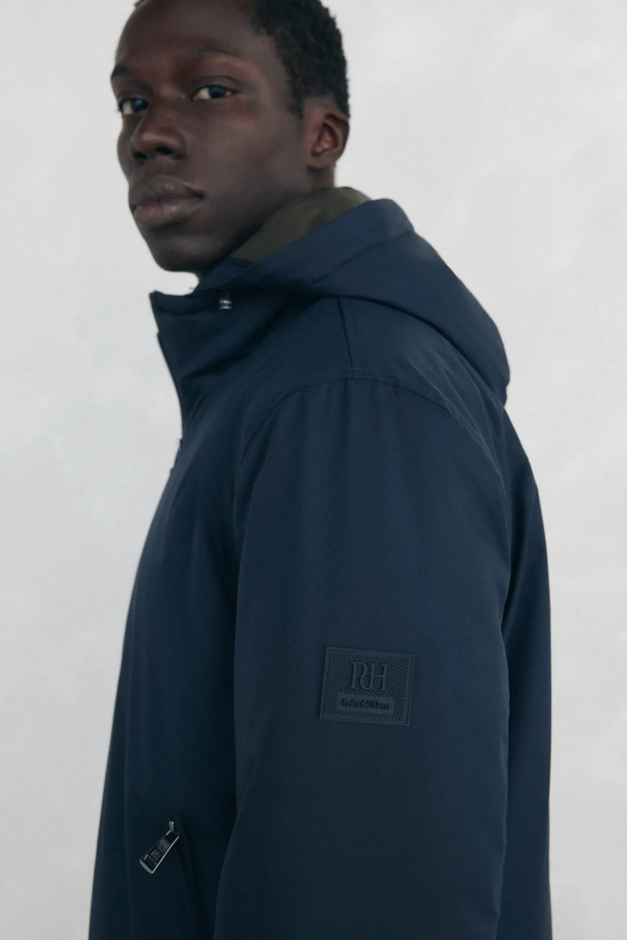 Cazadora cremallera con capucha