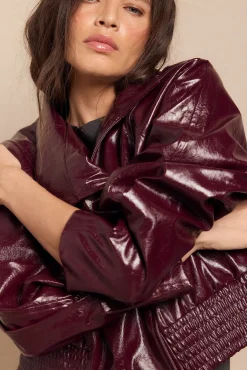 Cazadora efecto piel brillo