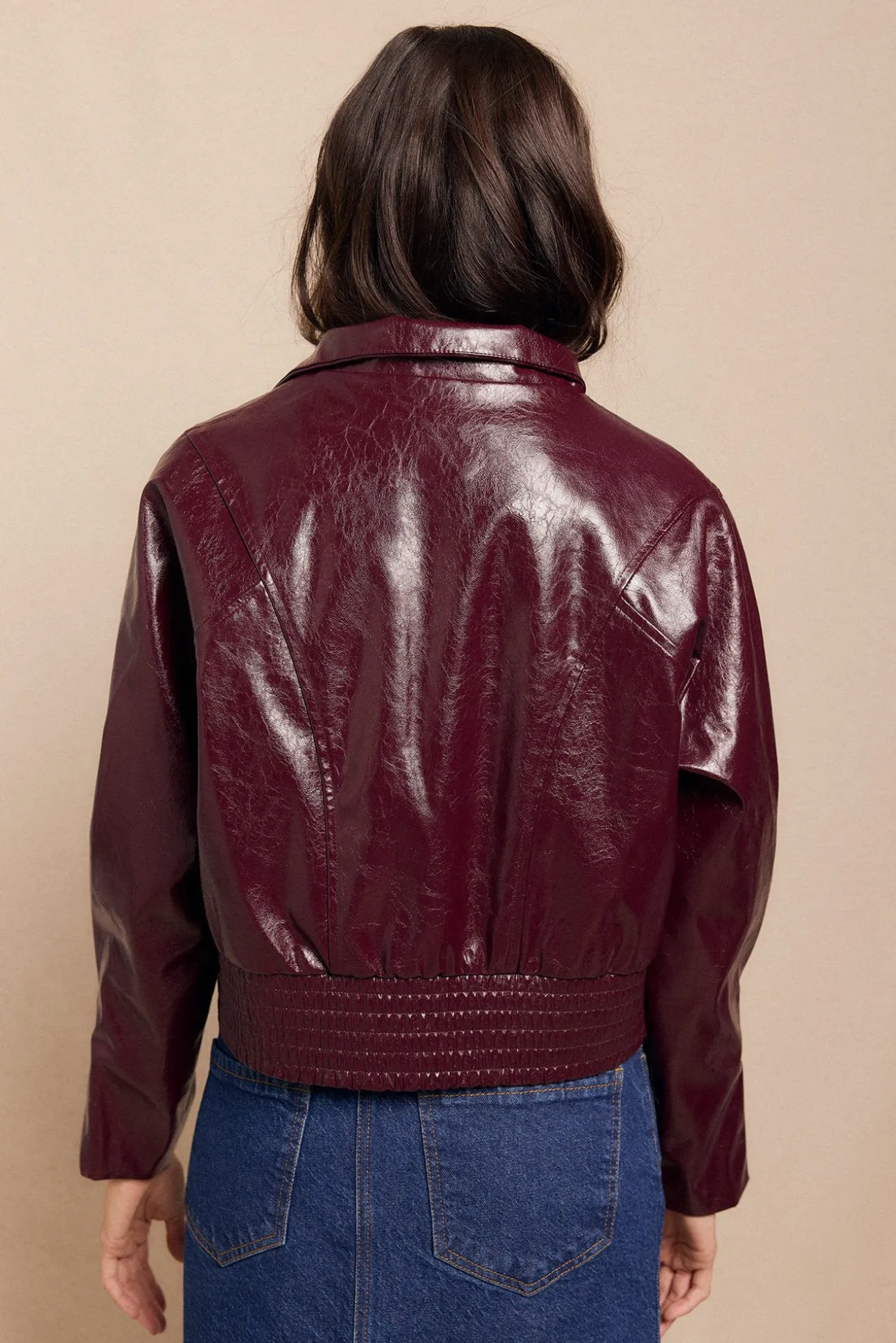 Cazadora efecto piel brillo