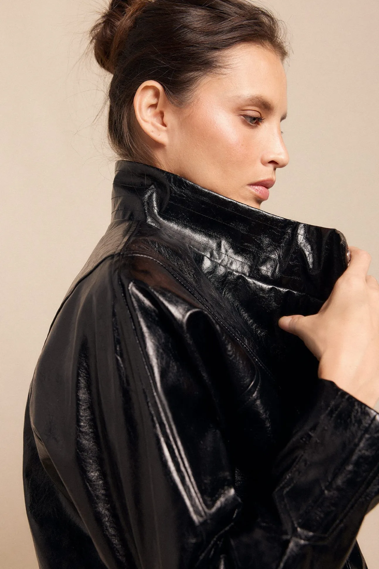 Cazadora efecto piel brillo