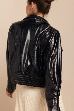 Cazadora efecto piel brillo