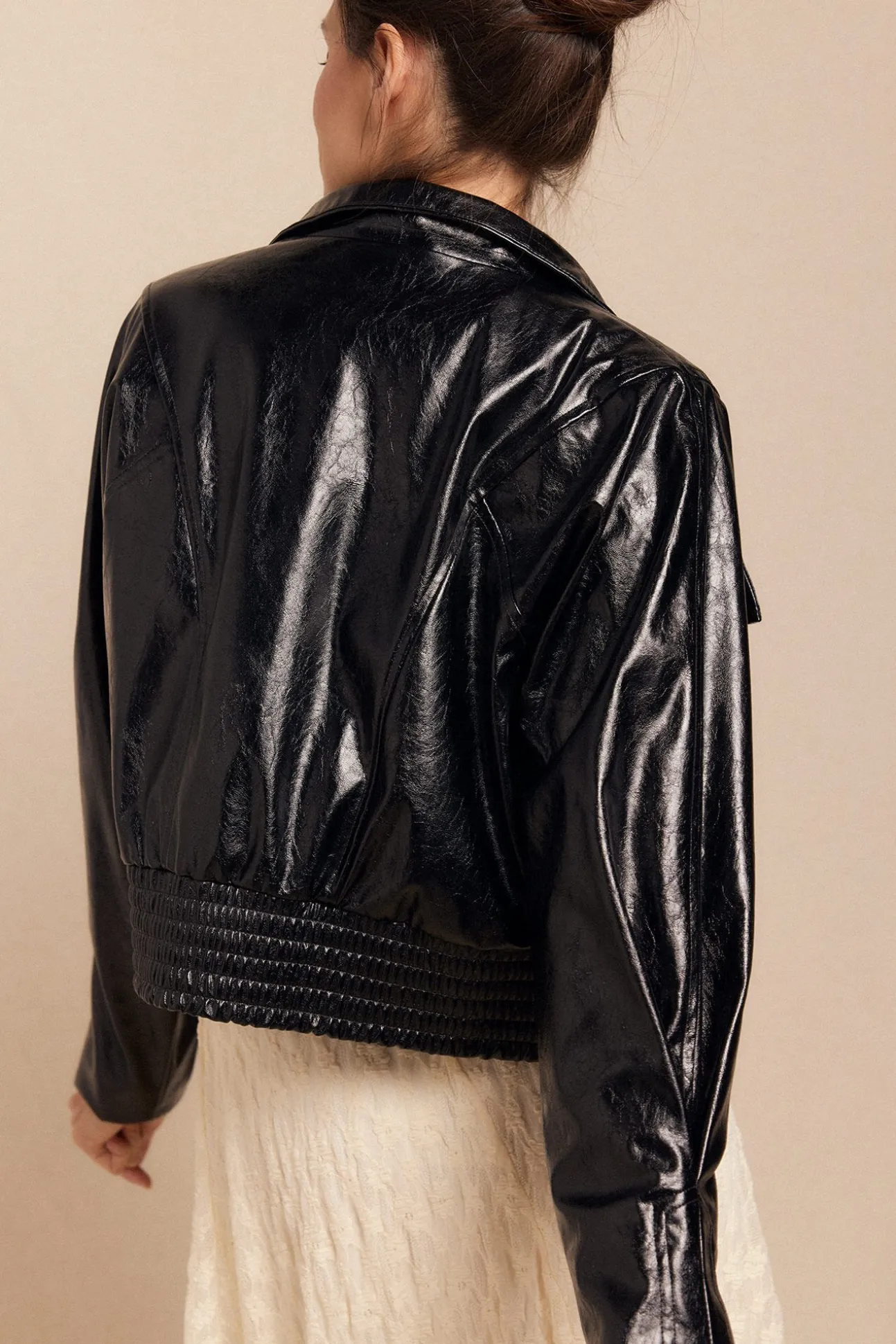 Cazadora efecto piel brillo