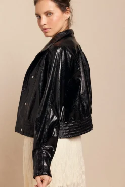 Cazadora efecto piel brillo