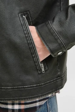 Cazadora estilo biker