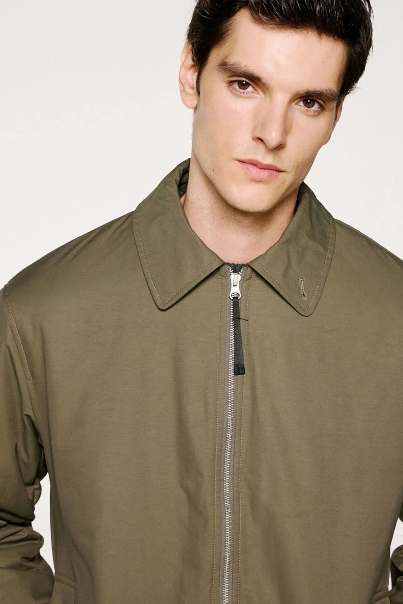 Cazadora técnica repelente al agua