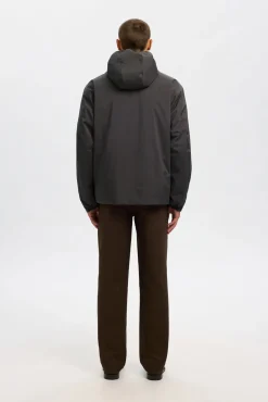 Cazadora técnica resistente al agua