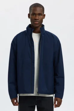 Cazadora técnica resistente al agua