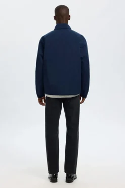 Cazadora técnica resistente al agua