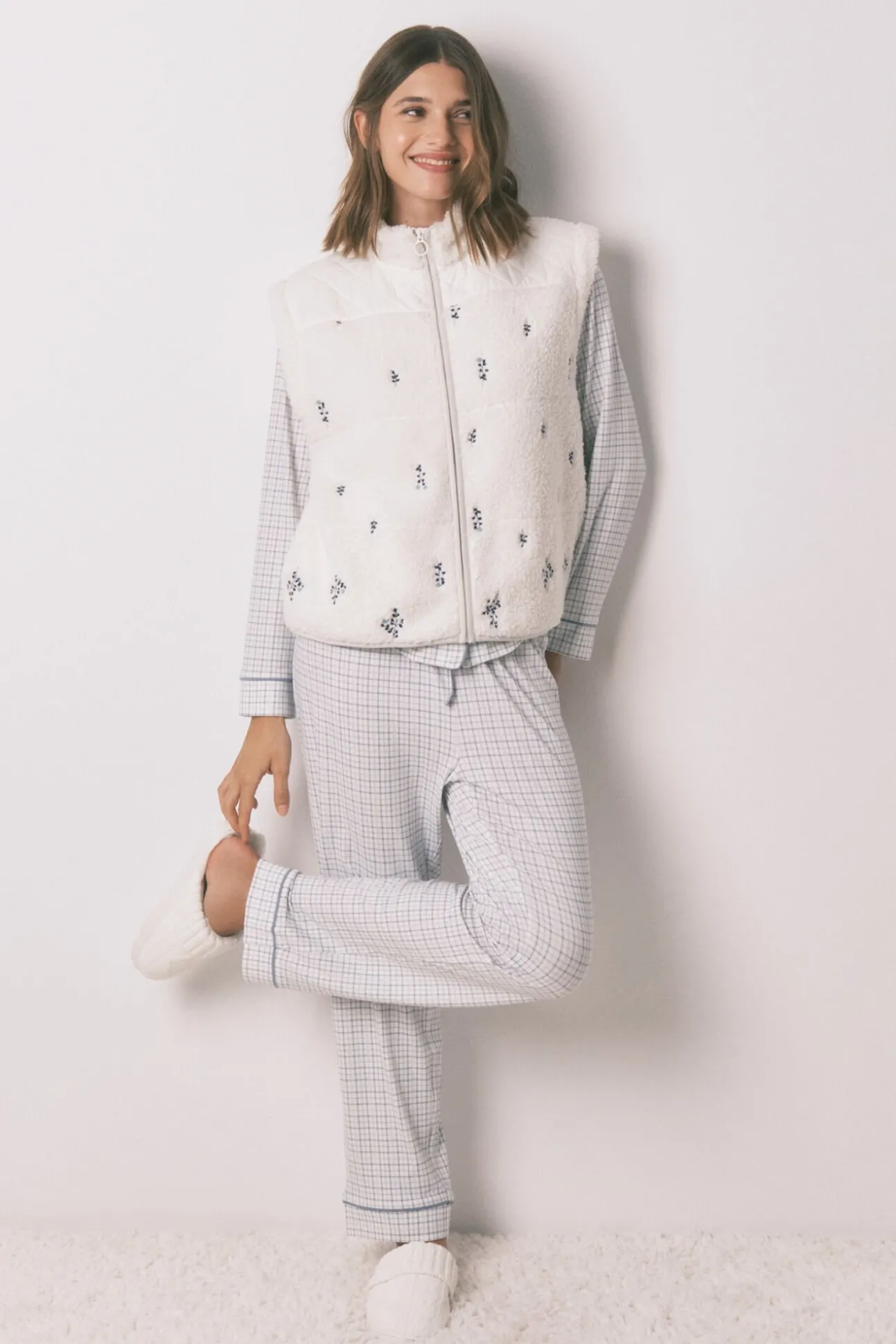 Chaleco corto borreguito blanco bordado