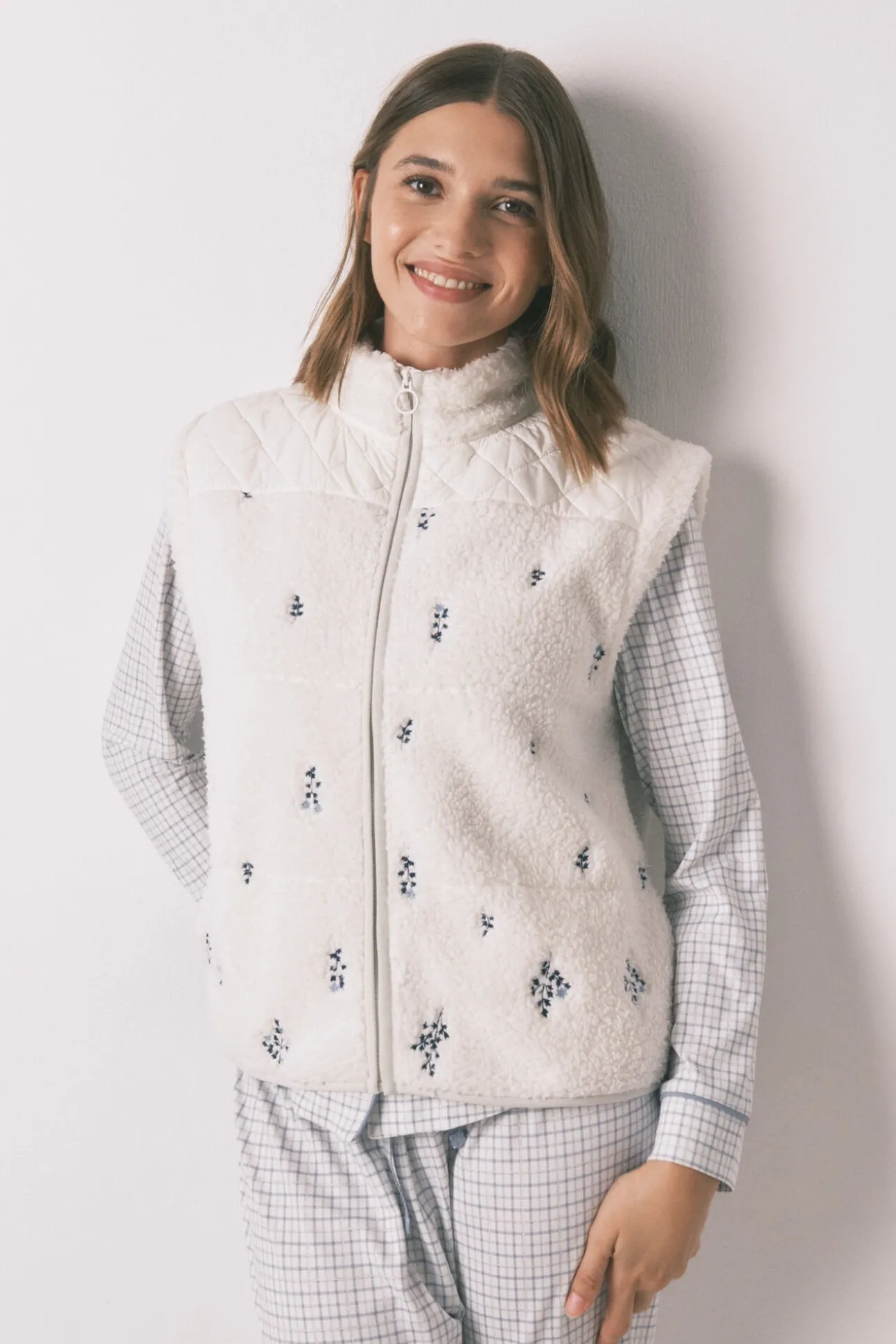Chaleco corto borreguito blanco bordado