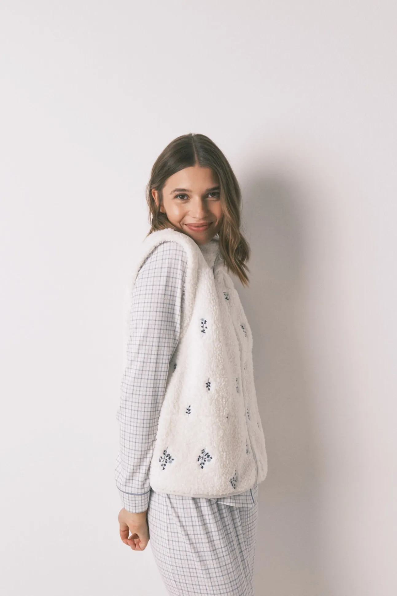 Chaleco corto borreguito blanco bordado
