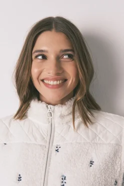 Chaleco corto borreguito blanco bordado