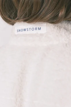 Chaleco corto borreguito blanco bordado