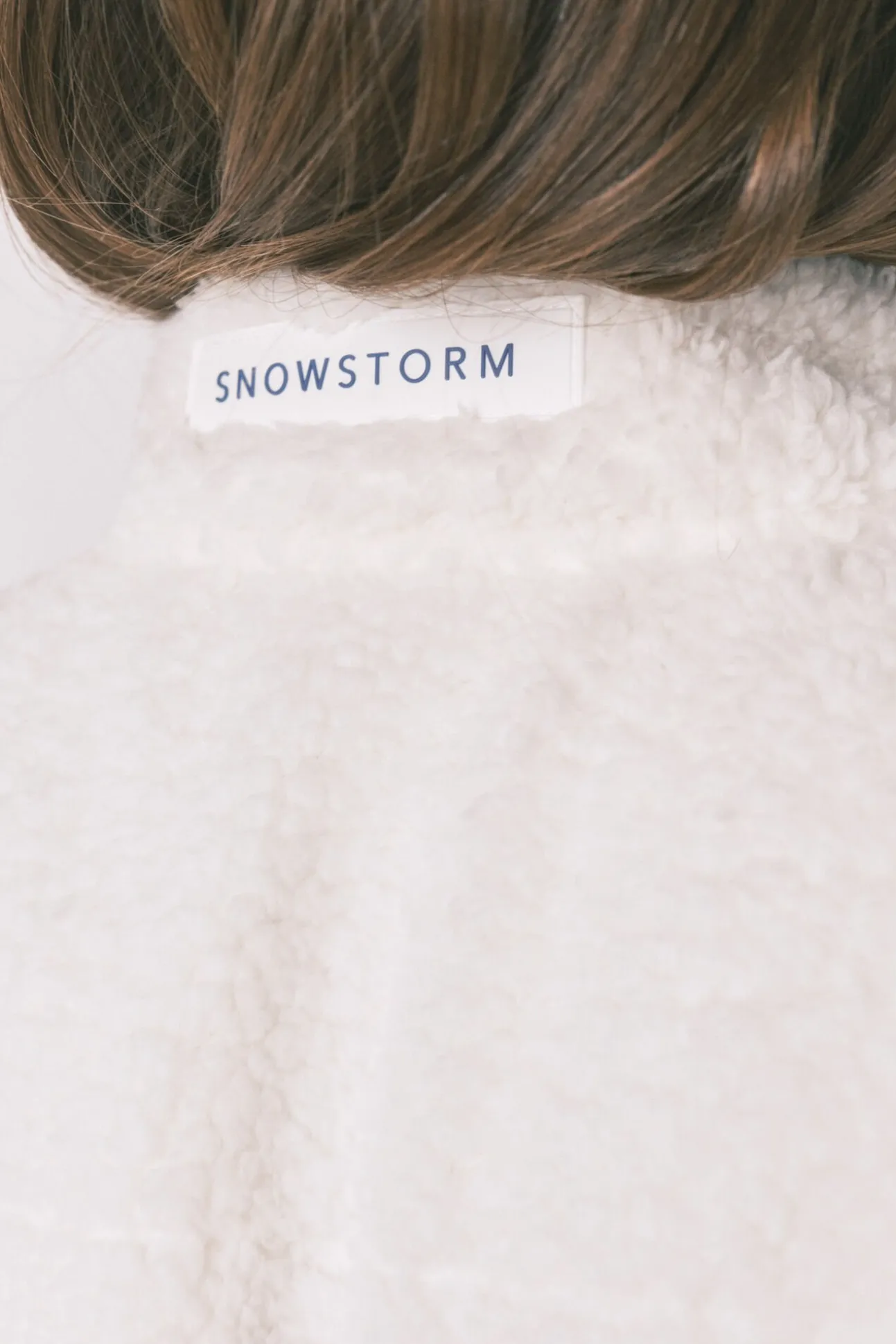 Chaleco corto borreguito blanco bordado