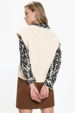 Chaleco de punto cuello pico