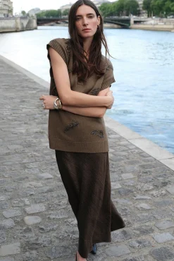 Chaleco de punto pico con pedrería bordada