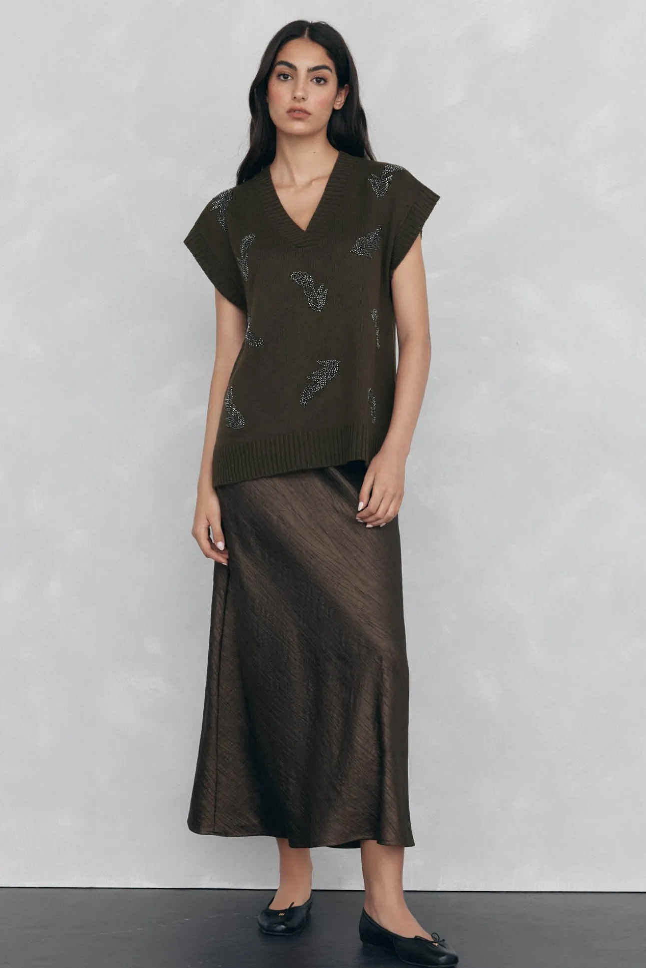 Chaleco de punto pico con pedrería bordada