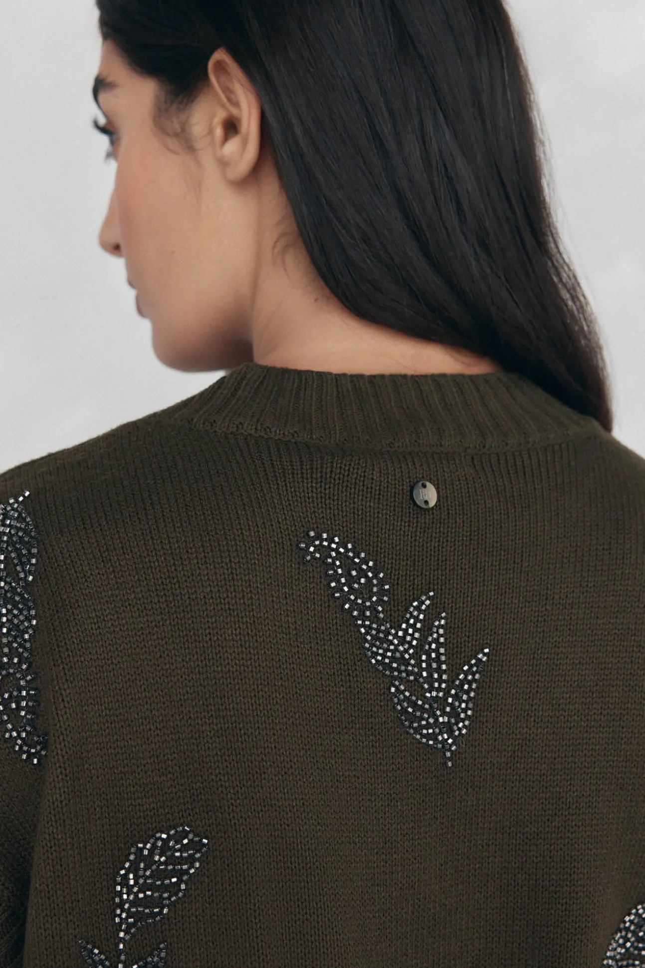 Chaleco de punto pico con pedrería bordada