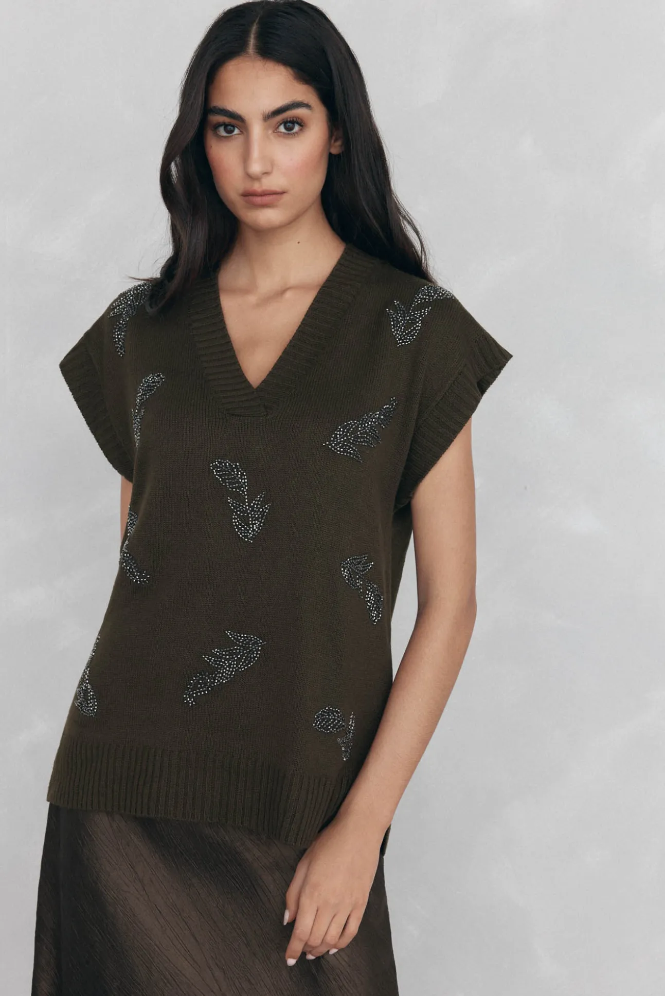 Chaleco de punto pico con pedrería bordada