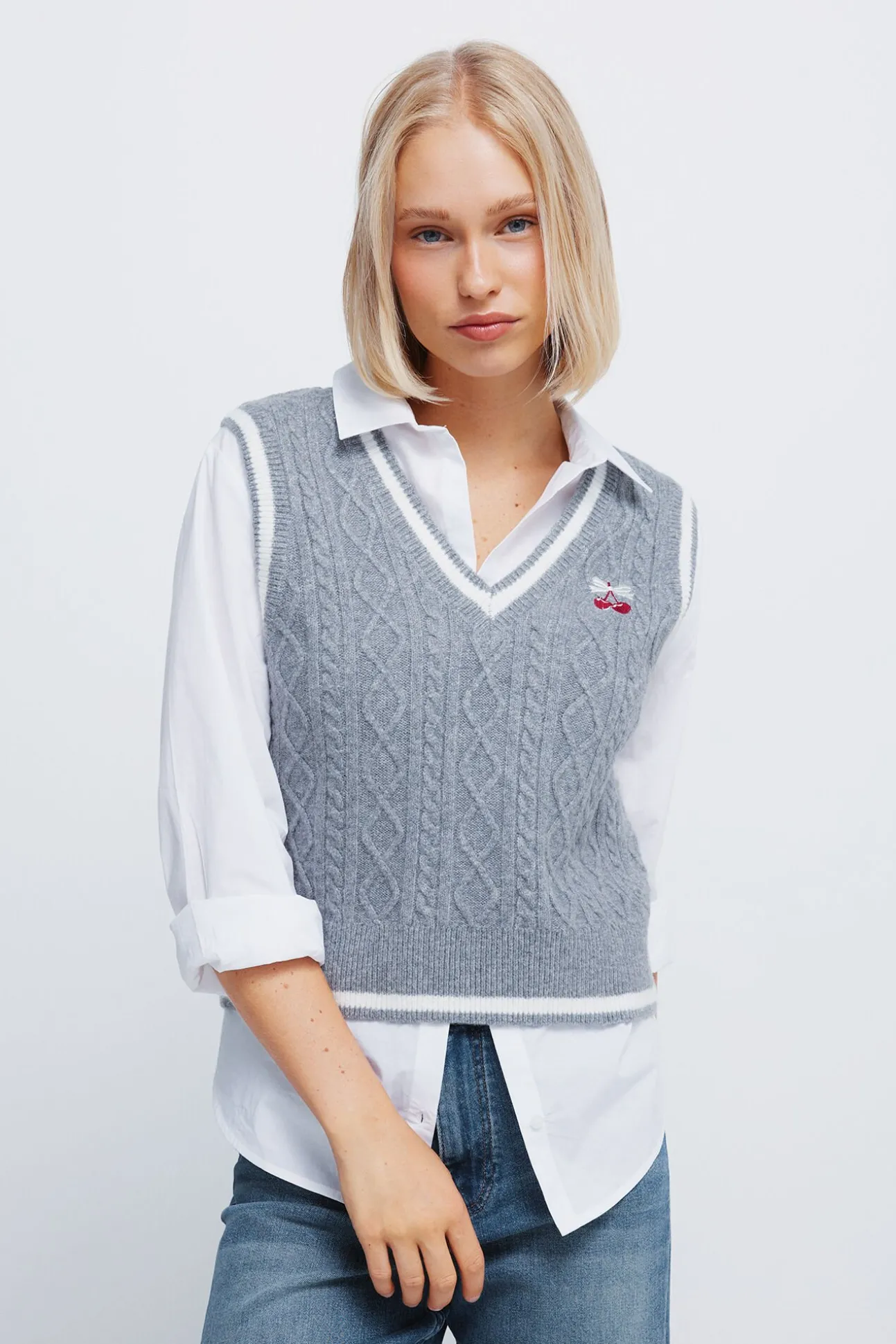 Chaleco punto bordado cereza