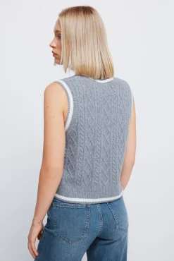 Chaleco punto bordado cereza