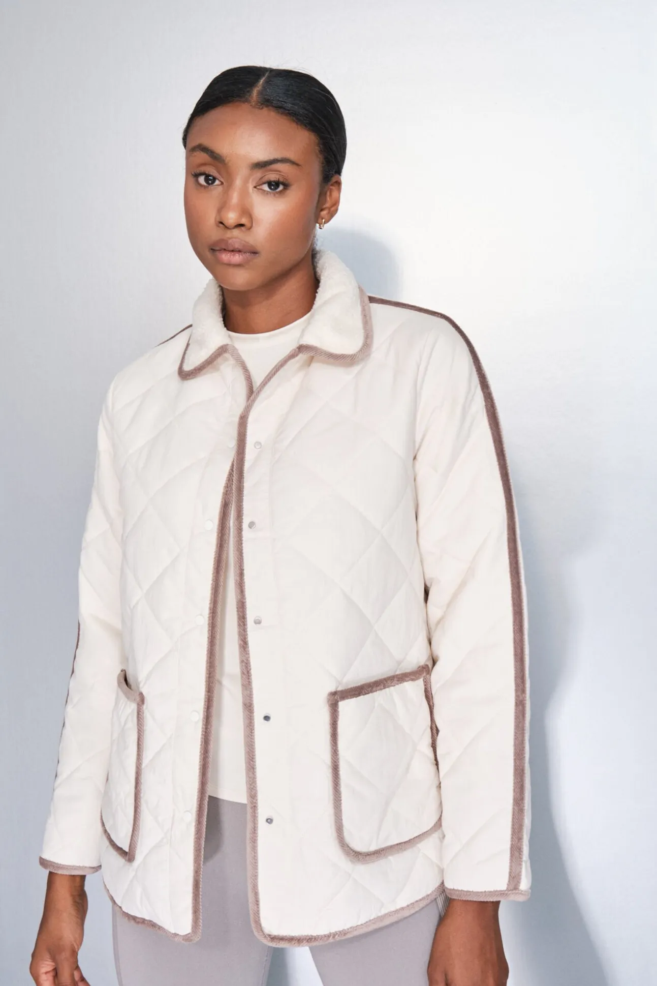 Chaqueta acolchada rombos beige