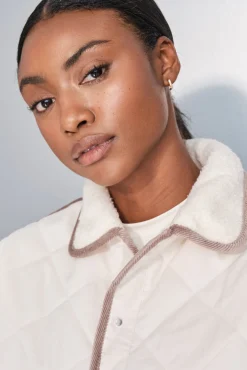 Chaqueta acolchada rombos beige